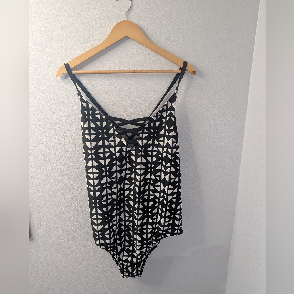 Time & Tru One-Piece Swimsuit, 2X (20W/22W) Black & White Geometric, Criss-Cross